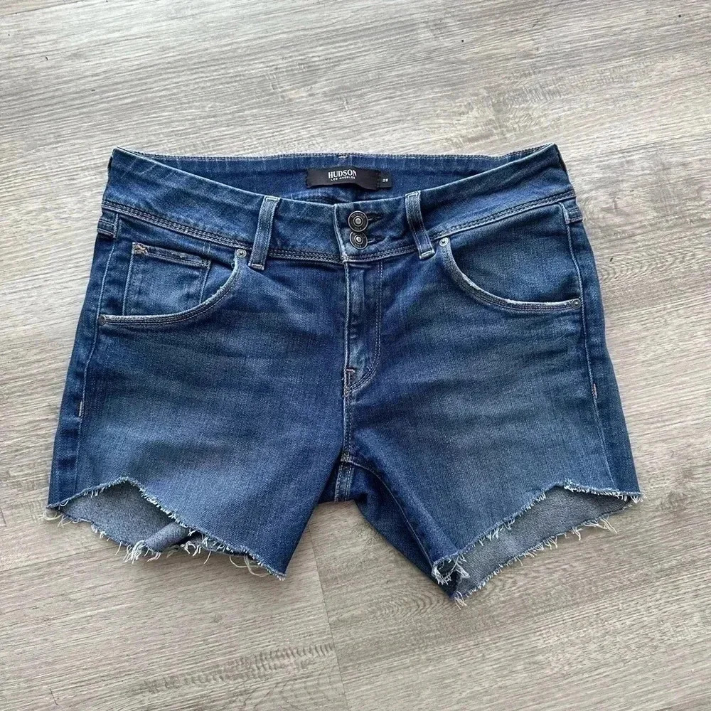 HUDSON Dark wash denim shorts with a raw hem, perfect for summer! #summer Sz 28